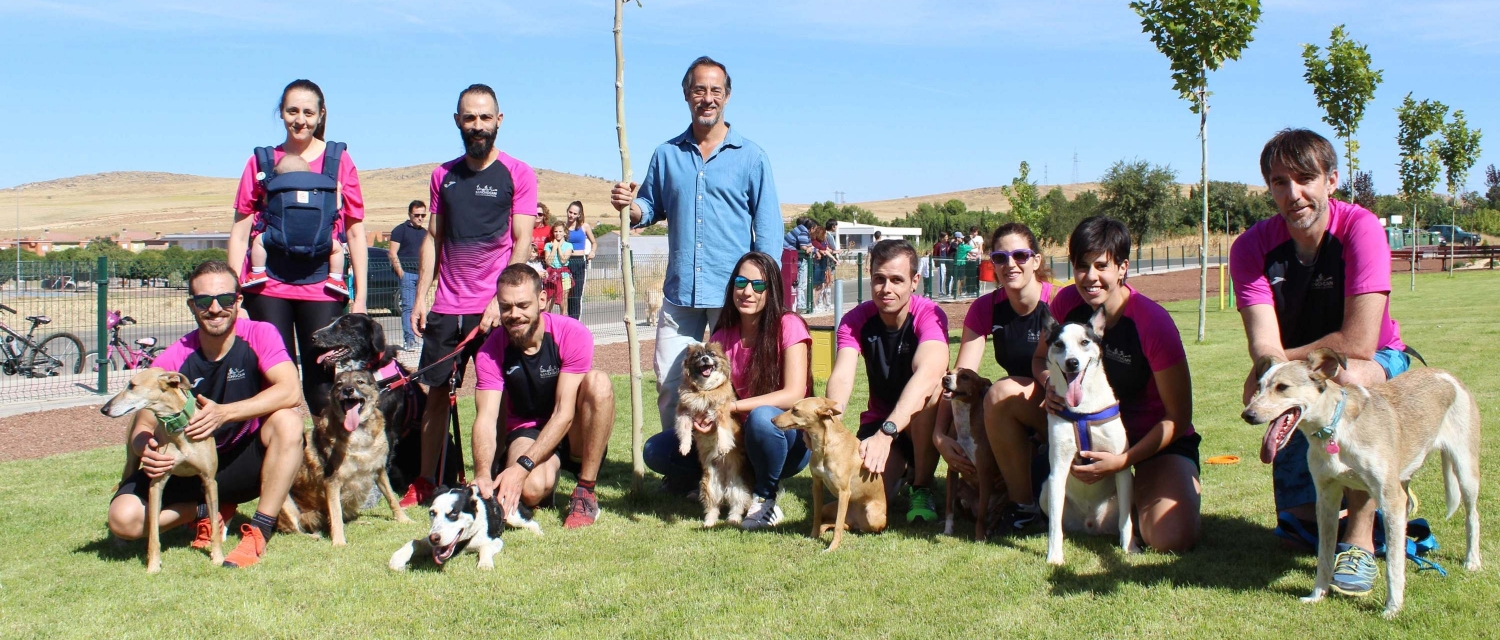 El alcalde, Luis Alberto Lara, con los participantes en la exhibición, miembros del club 