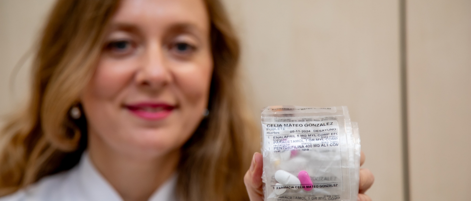 Celia Mateo González, farmacéutica de Poblete, con una de las bolsitas de SPD que prepara en su farmacia.