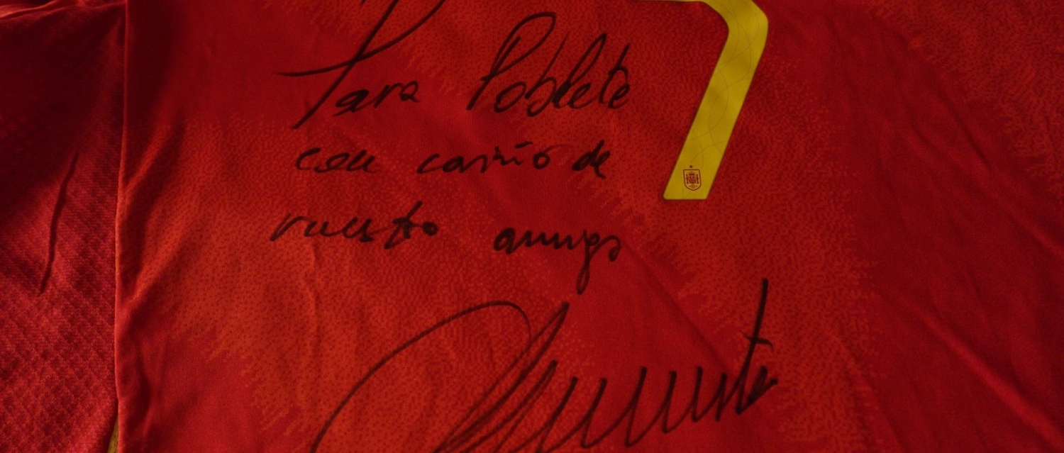 Camiseta firmada por Morata para el Ayuntamiento de Poblete.